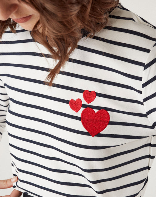 Camiseta marinera con corazones