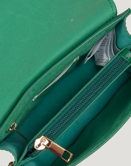 Bolso verde con detalles dorados
